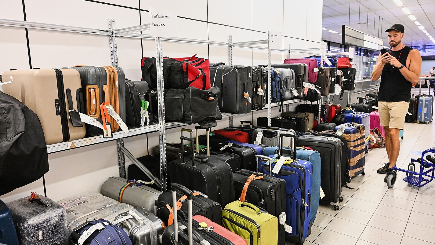 Chaos op Schiphol zorgt voor honderden kofferclaims
