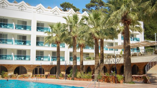 'balconing' Drietal maakt zich bijna schuldig aan 'balconing' in Mallorca, riskeert boete