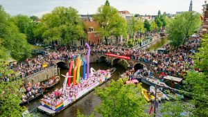 Thumbnail voor Amsterdam hult zich in regenboog: na twee jaar weer Canal Parade