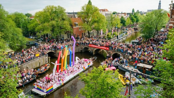 Amsterdam hult zich in regenboog: Na twee jaar weer Canal Parade
