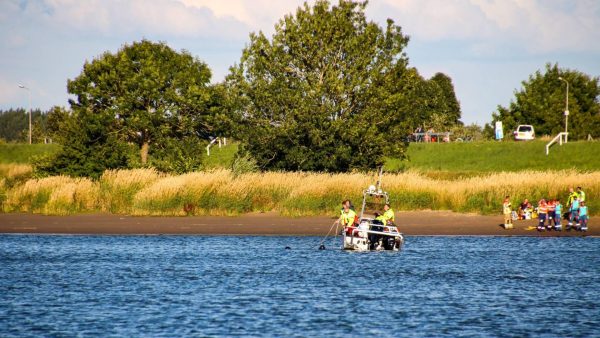 Politie onderzoekt gezonken boot op Lek, vrouw nog vermist