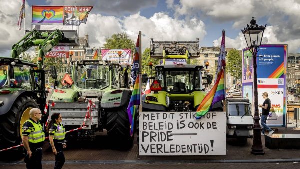 Trekkers en boerenzakdoeken in rood én roze bij Canal Parade