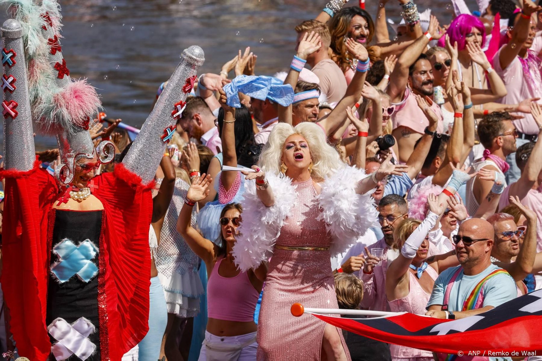 De winnaars van de botenparade tijdens Pride Amsterdam