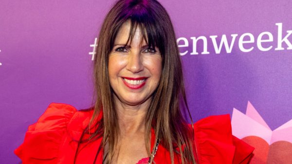 Isa Hoes in een rode jurk