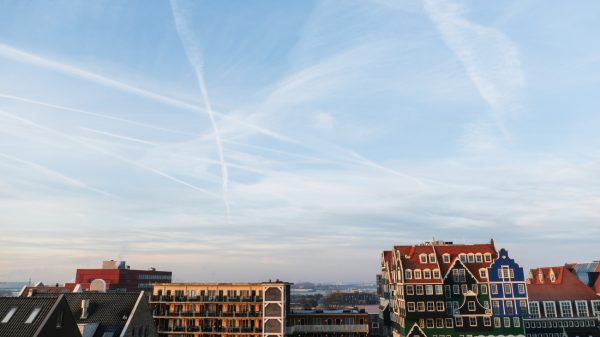 Twitteraars verbazen zich over tientallen vliegtuigstrepen: 'Schrikbarend veel'