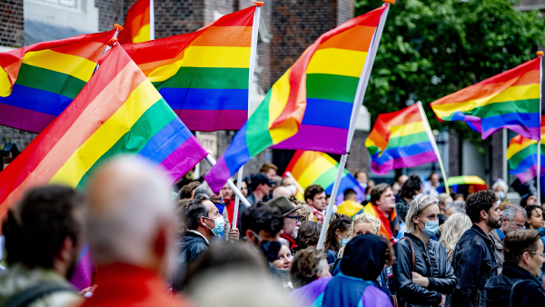 https://www.linda.nl/nieuws/binnenland/uber-chauffeur-mishandeling-demonstratie-homomonument/