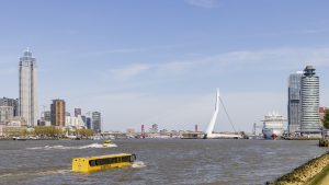 Op grote hoogte: Koorddanser weet afstand tussen Rotterdamse torens af te leggen