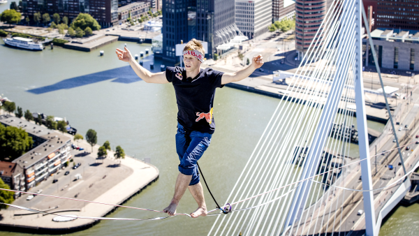 Op grote hoogte: koorddanser balanceert tussen twee Rotterdamse torens