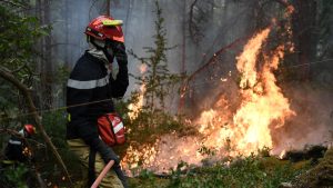Thumbnail voor Opnieuw duizenden inwoners en vakantiegangers geëvacueerd vanwege grote branden Zuid-Frankrijk