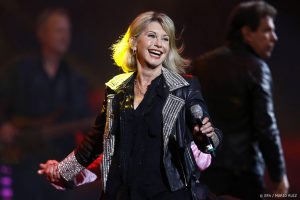 Thumbnail voor Kerkklokken eren overleden Olivia Newton-John met muziek uit 'Grease'