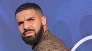 Thumbnail voor Drake roast zijn vader om 'mislukte' tatoeage van zijn gezicht: 'Waarom?!'
