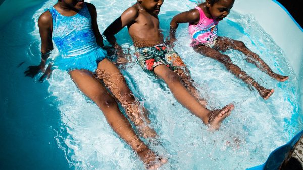 Afkoelen, ja graag: Zó hou je het water van het plonsbadje veilig