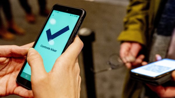 Ondernemers willen coronatoegangsbewijs als laatste redmiddel in wet: 'Mocht virus weer oplaaien'