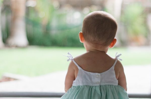 Meisje van 1 in kokend heet water gedompeld, twee vrouwen verdacht