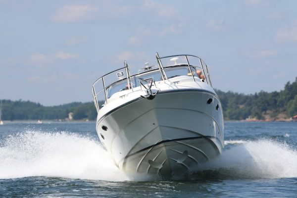 Zes opvarenden gewond door botsing IJmeer: boot ligt op bodem