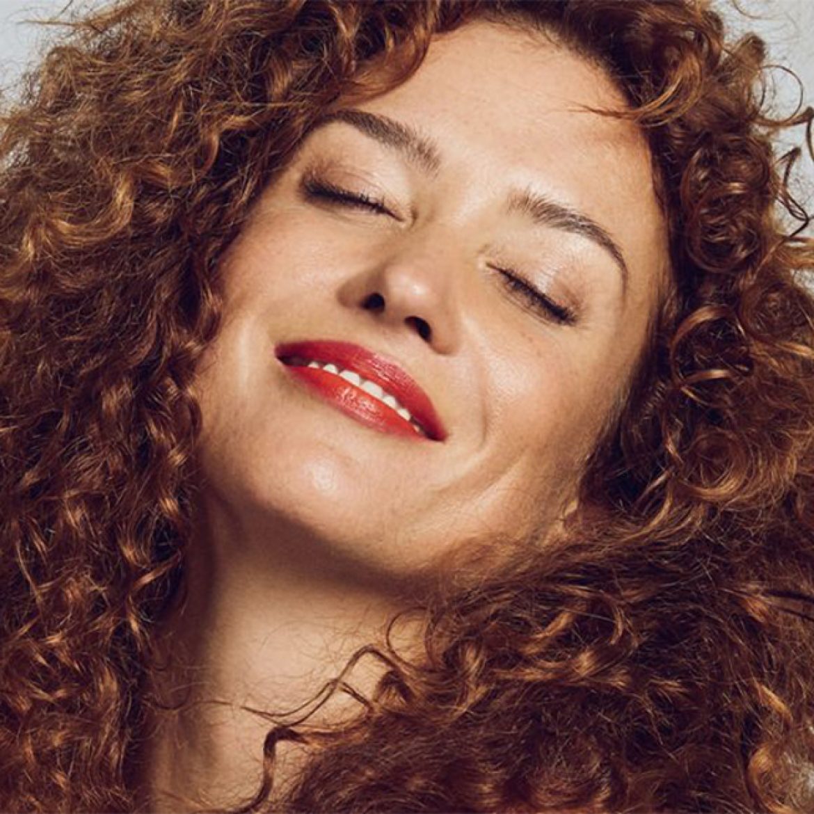 Katja Schuurman waait uit aan het strand met haar vader