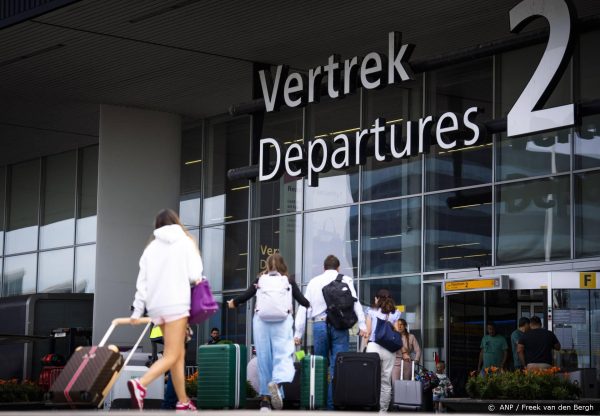 Schiphol vergoedt kosten van door chaos gestrande reizigers