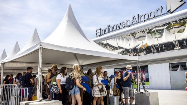 Ook Eindhoven Airport compenseert reizigers die vlucht misten door drukte