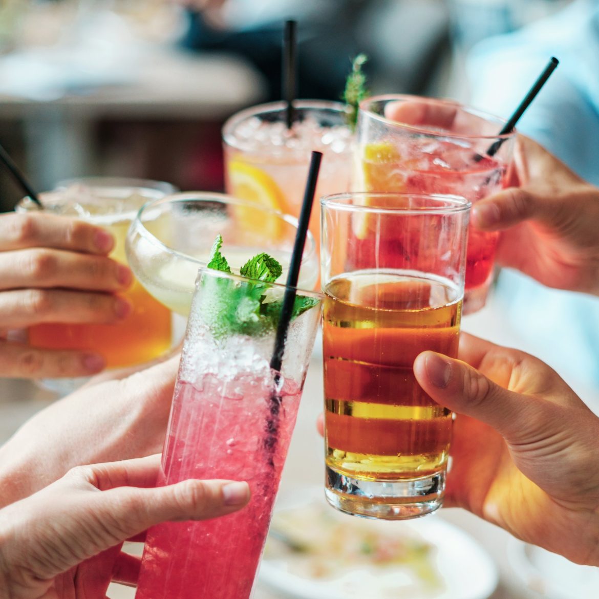 Alcohol drinken in de zomerhitte? Niet verstandig, zegt deze expert