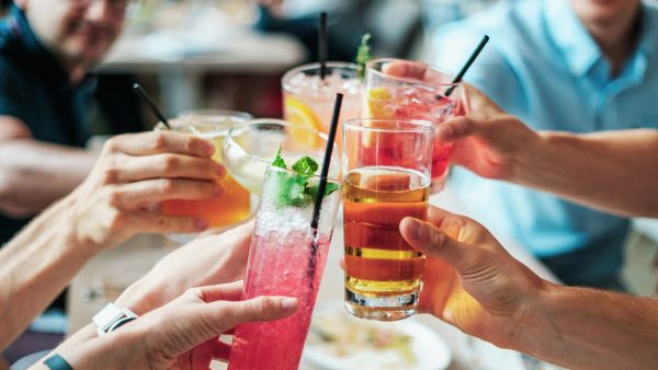 Alcohol drinken in de zomerhitte? Niet verstandig, zegt deze expert