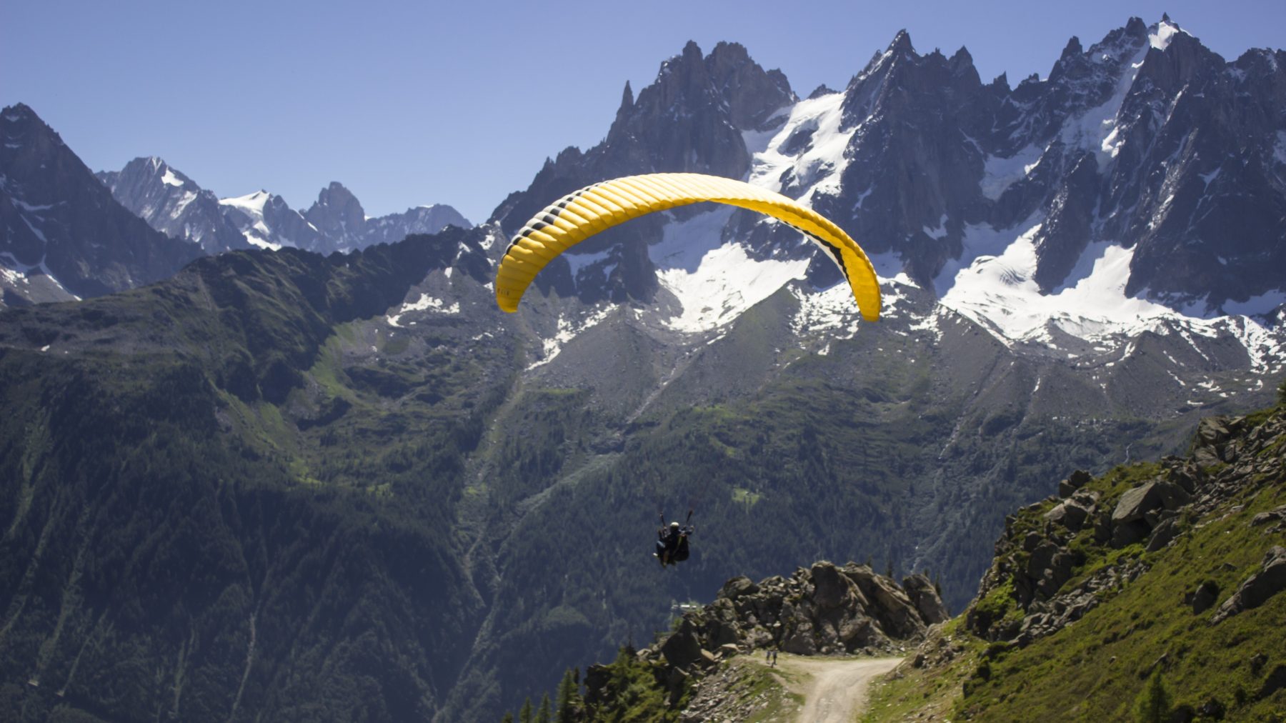 Nederlandse paraglider (56) ernstig gewond na raken hoogspanningslijn
