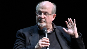 Thumbnail voor Schrijver Salman Rushdie neergestoken op podium tijdens lezing