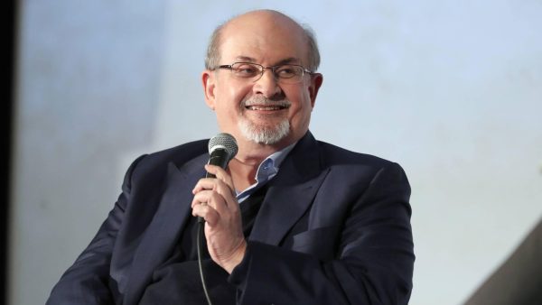 Schrijver Salman Rushdie verliest mogelijk oog na steekpartij