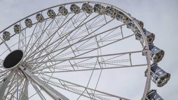 Glas valt uit reuzenrad in Zandvoort, twee vrouwen gewond