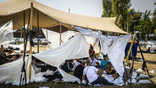 Honderd mensen slapen vannacht mogelijk buiten in Ter Apel