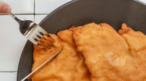 Thumbnail voor Aber nein doch: Wiener schnitzel dreigt te verdwijnen uit Weense horeca