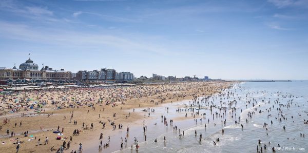 Opnieuw druk op stranden op tropische zondag