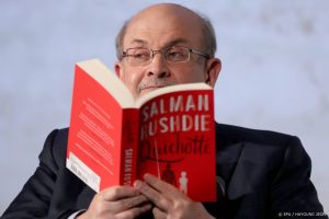 Thumbnail voor Auteur Salman Rushdie aan de beterende hand