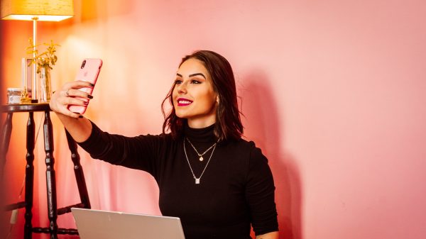 Influencer maakt duidelijk hoe makkelijk het is om je lichaam te manipuleren met bewerkingsapps