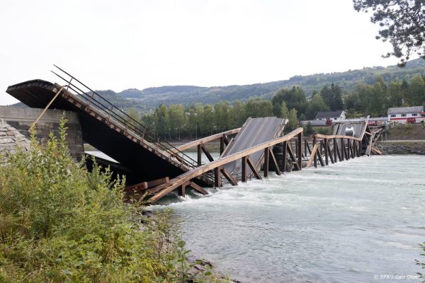 Noorse verkeersbrug stort in, meerdere voertuigen te water
