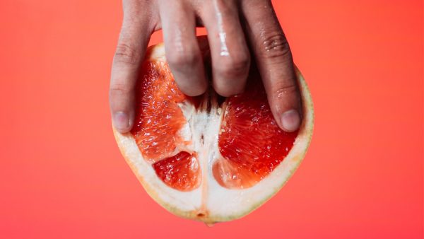 Waarom vrouwen zichzelf minder vaak bevredigen dan mannen