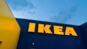 Thumbnail voor Bizarre beelden: publiek vlucht IKEA in Shanghai uit na mogelijke coronabesmetting