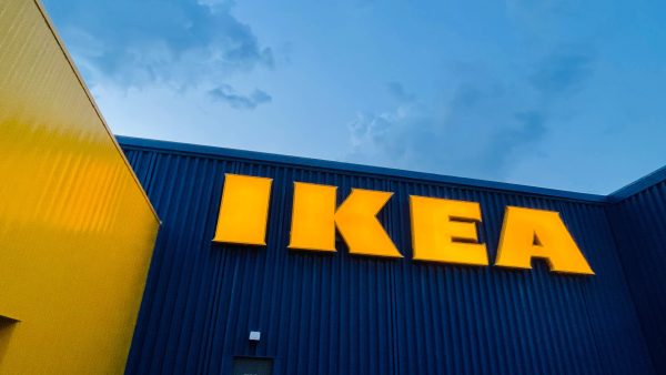 Bizarre beelden: publiek vlucht IKEA Shanghai uit om corona lockdown