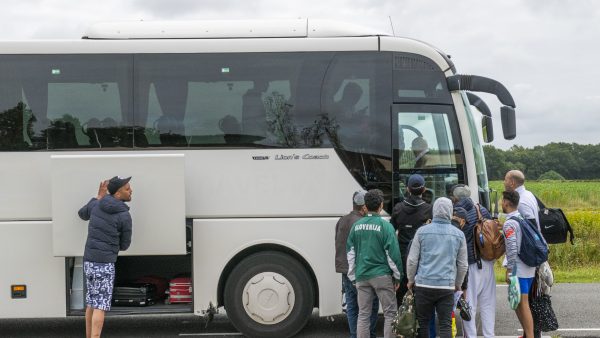 Kabinet geeft vergunning asielopvang zonder toestemming gemeente