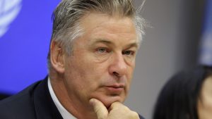 Thumbnail voor Alec Baldwin ontkent: 'Het wapen schoot uit zichzelf'