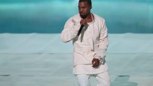 Thumbnail voor Kan(ye) zó in de kliko: woede op Kanye West vanwege kledingverkoop uit vuilniszakken