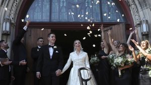 Thumbnail voor 8 bruiloften in 72 jaar tijd: deze trouwjurk zit al generaties lang in de familie