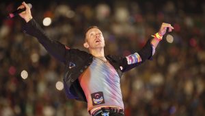 Thumbnail voor Coldplay en Natalie Imbruglia eren Olivia Newton-John met 'Summer Nights'