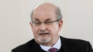 Thumbnail voor Verdachte 'verrast' dat Salman Rushdie na steekincident nog leeft