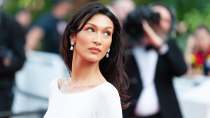 Thumbnail voor Bella Hadid werd afgesloten van Palestijnse familie: 'Had graag bij mijn vader willen zijn'