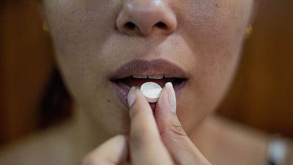 Paracetamolletje slikken? Let dan op je lichaamshouding