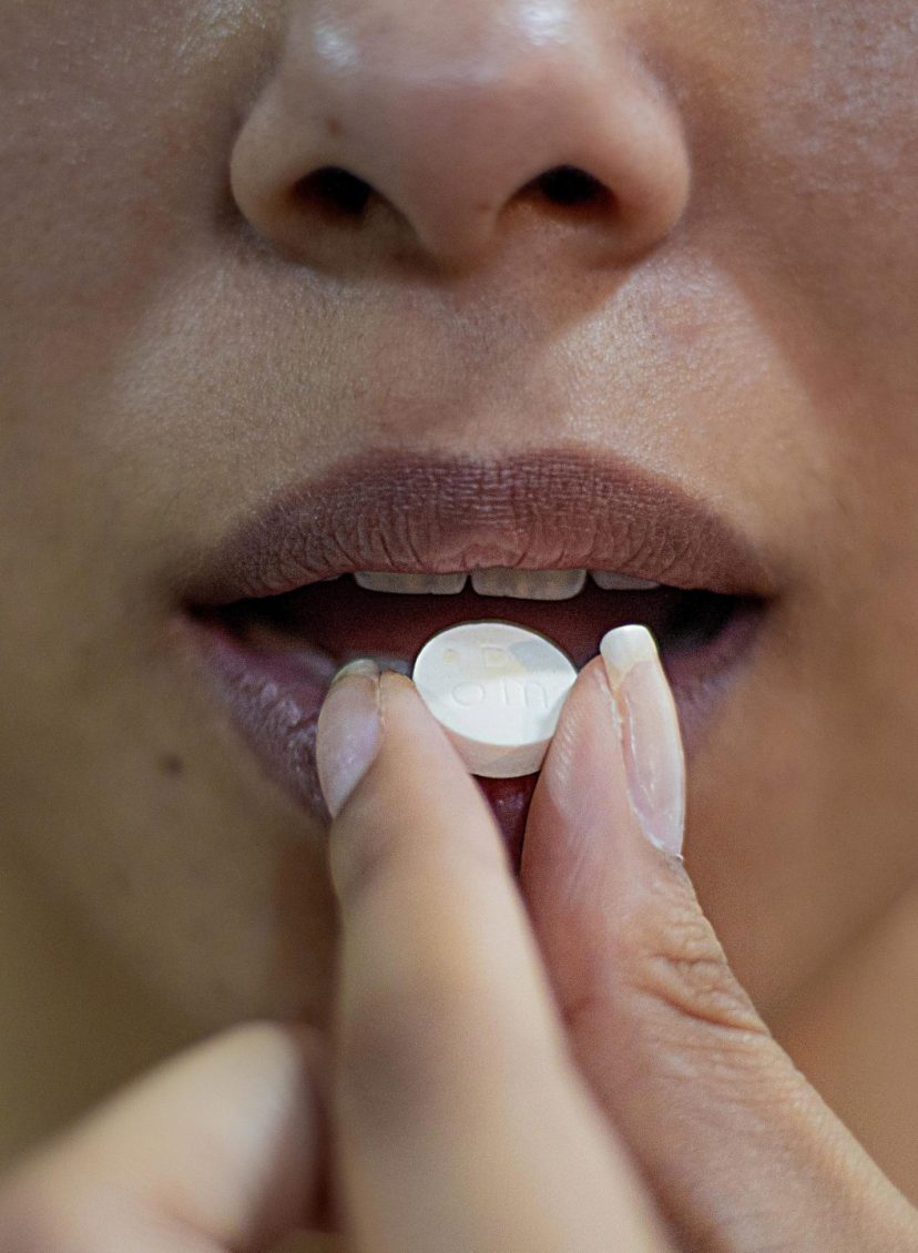 Paracetamolletje slikken? Let dan op je lichaamshouding