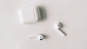 Thumbnail voor Gevalletje tijd én geld te veel: Brit reist 6400 km om AirPods terug te krijgen
