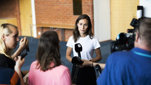 Feestende Finse premier Sanna Marin onder vuur na uitgelekte beelden