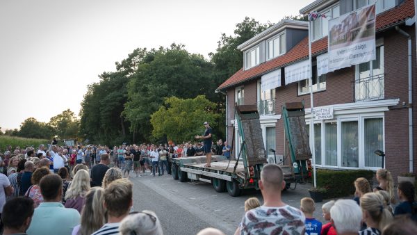 Bewonersprotest bij ‘asielhotel’ Albergen, nieuwe spandoeken opgehangen