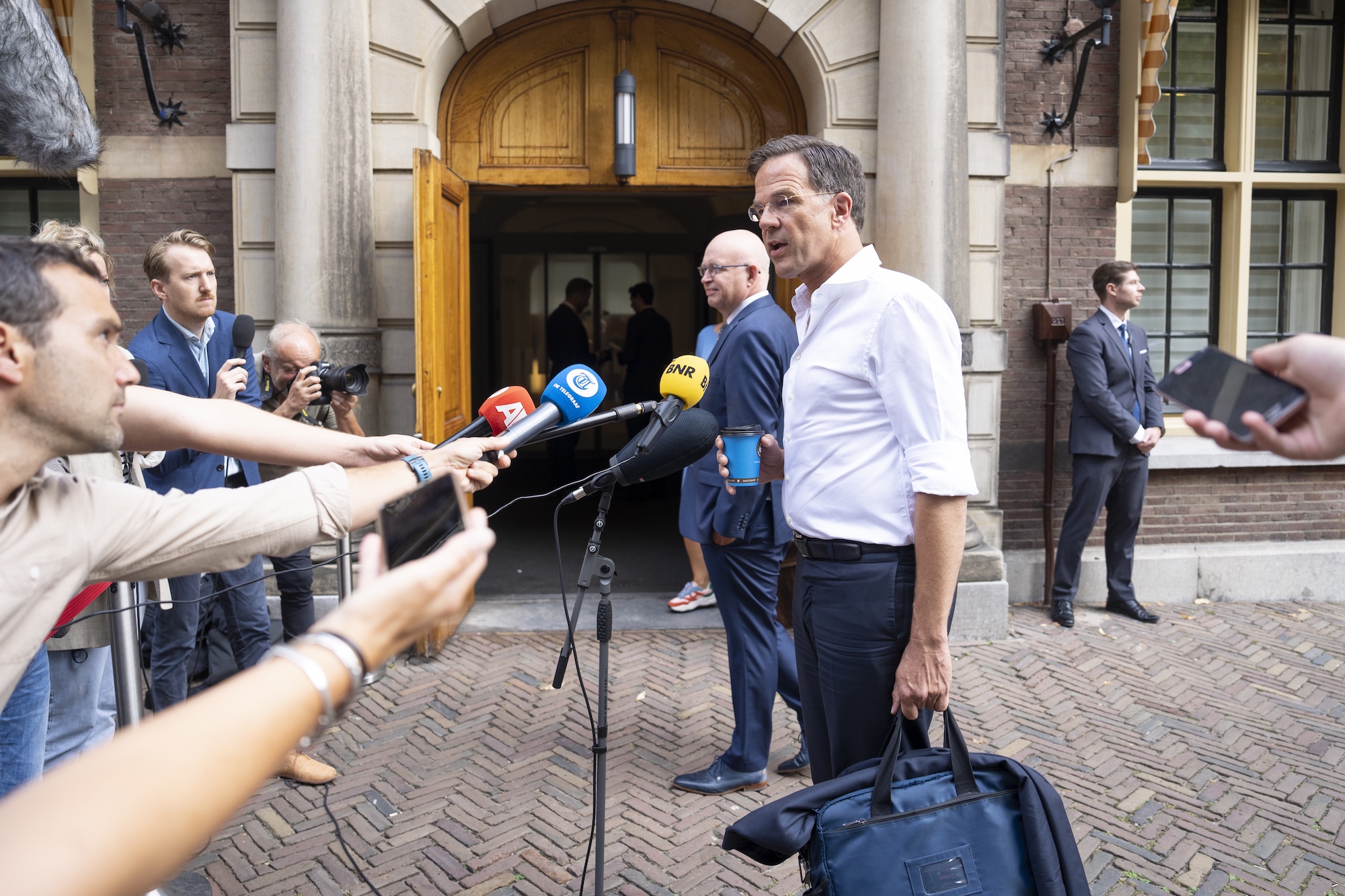 Stikstofuitspraken Hoekstra 'staatsrechtelijk op het randje', vindt Rutte